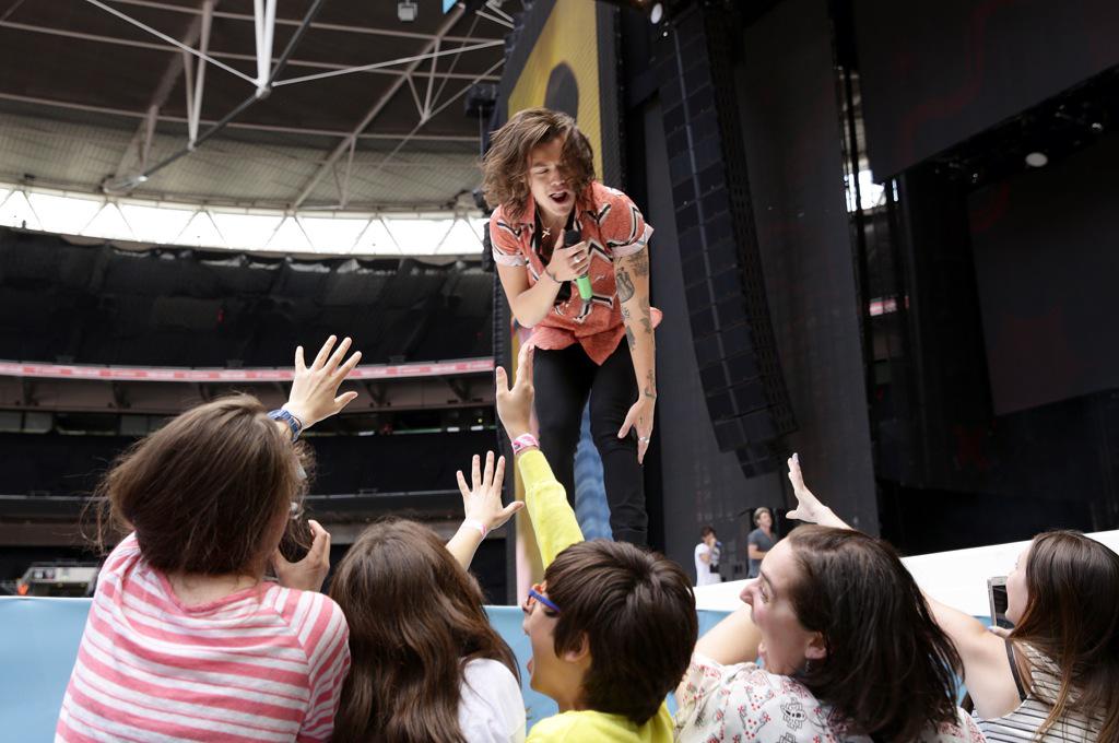 MileneUpdates's tweet photo. #NEW #HQ Harry onstage at Capital FM's Summertime Ball. (June 6, 2015) #21 http://t.co/5QBvMRh7Ht