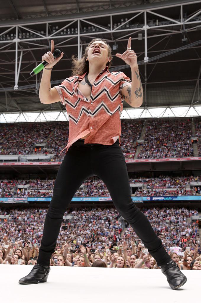 MileneUpdates's tweet photo. #NEW #HQ Harry onstage at Capital FM's Summertime Ball. (June 6, 2015) #21 http://t.co/5QBvMRh7Ht