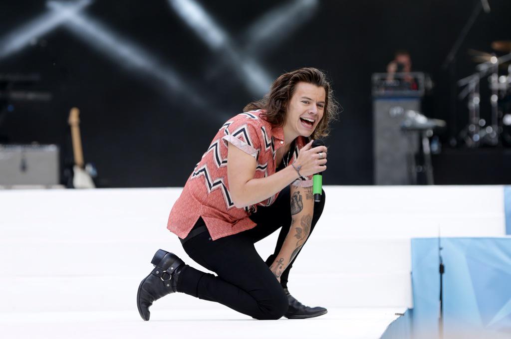 MileneUpdates's tweet photo. #NEW #HQ Harry onstage at Capital FM's Summertime Ball. (June 6, 2015) #21 http://t.co/5QBvMRh7Ht