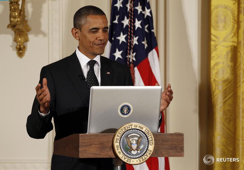 president obama with a macbooksticker on his macbook