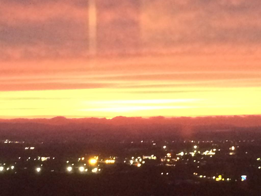 梅雨入りに夕焼けは似合わない。
でも、癒されるなぁ〜。