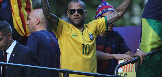 foot365's tweet photo. Il prolonge l'aventure avec #Barcelone ! #Alves2017 #Alves http://t.co/V5JuhF8CNc http://t.co/lQSL1NhhFC