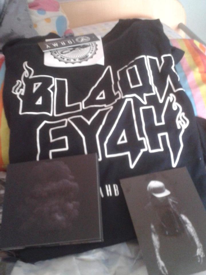 fanny_rubia1's tweet photo. Solo @Fyahbwoy puede hacer que me emocione al tener este pedacito de el en mis manos. Muchas gracias,  grande! ♥ http://t.co/G4Jx5FooZn
