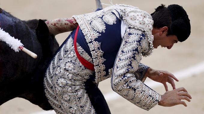 :) #BULL 1 - 0 #BULLFIGHTER :) 
#SpainsShame 

Bullfighter 'loses testicle' in goring #Madrid itv.com/news/2015-06-0…