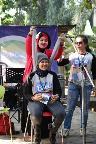 bekasitrendi's tweet photo. #KopdarAkbarBENDI WARKOP SUSANA semakin seru dengan demo tutorial hijab trendi yang dipresentasikan Dewi Yuanita http://t.co/RdfccCLfo6