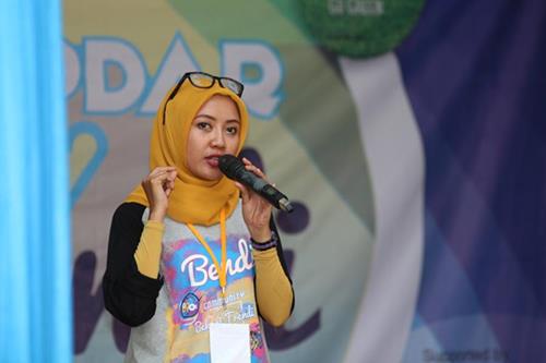 bekasitrendi's tweet photo. Tema talkshow pertama adalah “Kiat Memaksimalkan Potensi Media Sosial” narsum @mirasahid #KopdarAkbarBENDI http://t.co/O2bGORBP0q