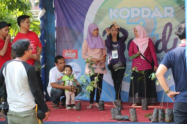 bekasitrendi's tweet photo. @InfoBekasi dibagikan bibit pohon dalam rangka mendukung semangat GO GREEN, dalam #KopdarAkbarBENDI WARKOP SUSANA http://t.co/mc9NS9yaYx