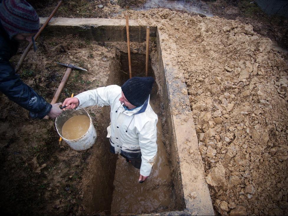 vicephotos's tweet photo. Romania has 18 official religions, none of which have very much in common except grave digging http://t.co/rrExTZTAj6 http://t.co/IctPFKi6Fk