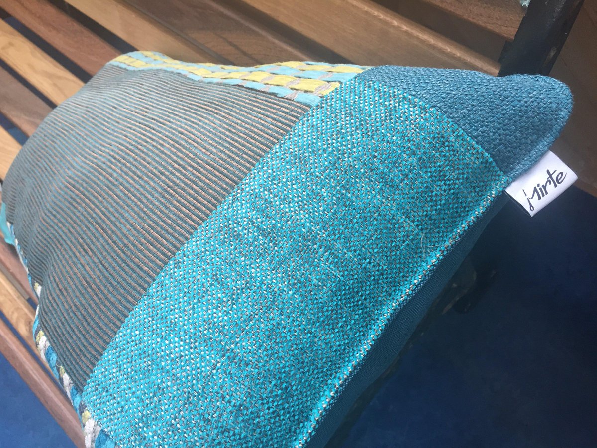 Stichting Stunt (@stichtingstunt) on Twitter photo En tussen het verhuizen door maakt ons naaiatelier prachtige kussens van recycled textiel voor <a href="/StudioMirte/">Studio Mirte</a>. En tussen het verhuizen door maakt ons naaiatelier prachtige kussens van recycled textiel voor <a href="/StudioMirte/">Studio Mirte</a>.