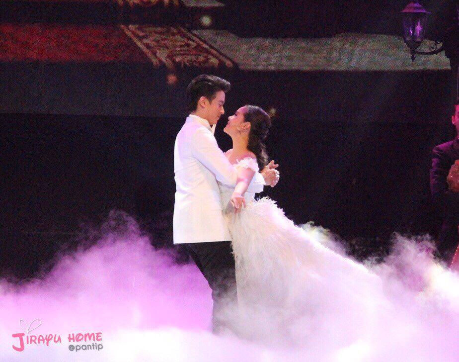 JirayuHome's tweet photo. เจ้าชายเจ้าหญิง จะบินแล้วน้าา งดงามมาก ✨✨ #หนึ่งในทรวง #vicbig3 http://t.co/2AKwNZSj7Z