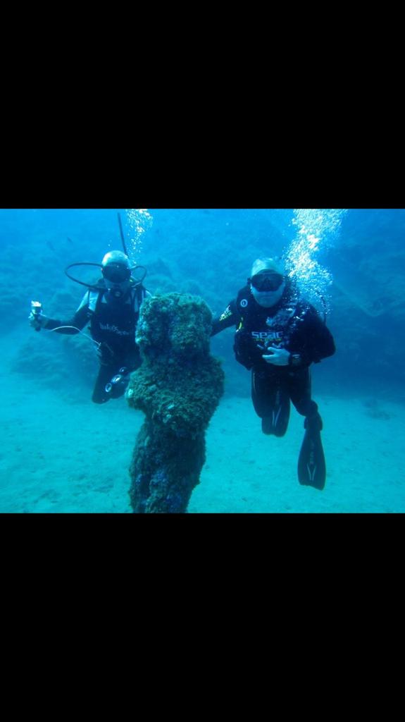 Desde los fondos marinos de la Bahía de Mazarrón <a href="/ginescampillo/">Ginés Campillo</a> os desea un feliz #DiaDeLaRegionDeMurcia