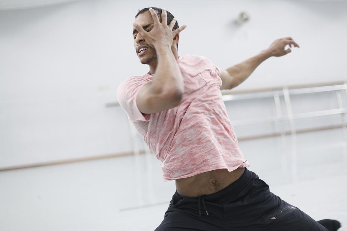 NDTdance's tweet photo. Roos van de Kieft, fotografiestudent,liep mee met choreo Idan Sharabi tijdens rep. voor Up &amp; Coming Choreographers. http://t.co/uL6bpDjJKF