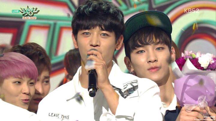 Minkey_Bot's tweet photo. 사진) 뮤뱅 빼꼼~기범이! 너무 예쁜 투샷♡♥︎ (출처는 사진속에) http://t.co/XkQ68aSlcB