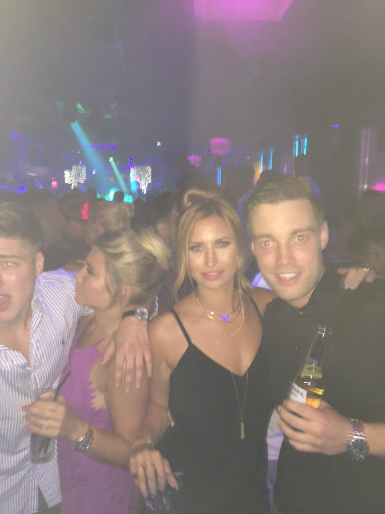 BryceMasters93's tweet photo. @fernemccann @BillieFaiers @DCruttenden well at least I haven't got billie in a headlock loose cannon 🙈 http://t.co/Ia5cVlqceK