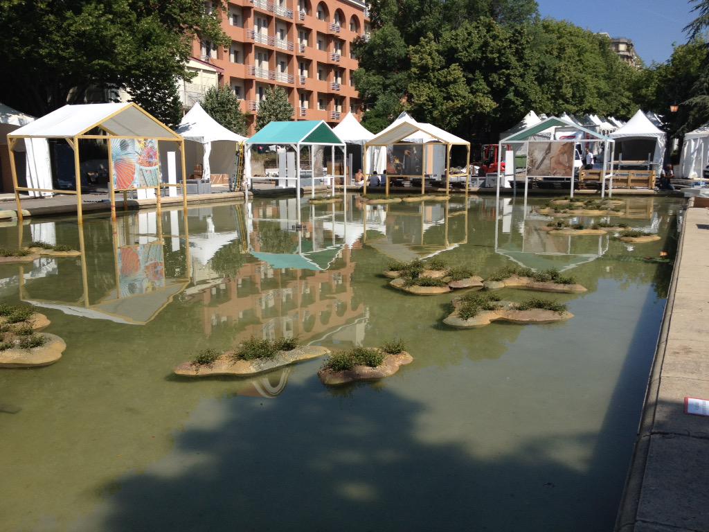 Fin du salon, les cabanes peuvent se tremper les pieds désormais #salonvivrecotesud #AixEnProvence #démontage #fair