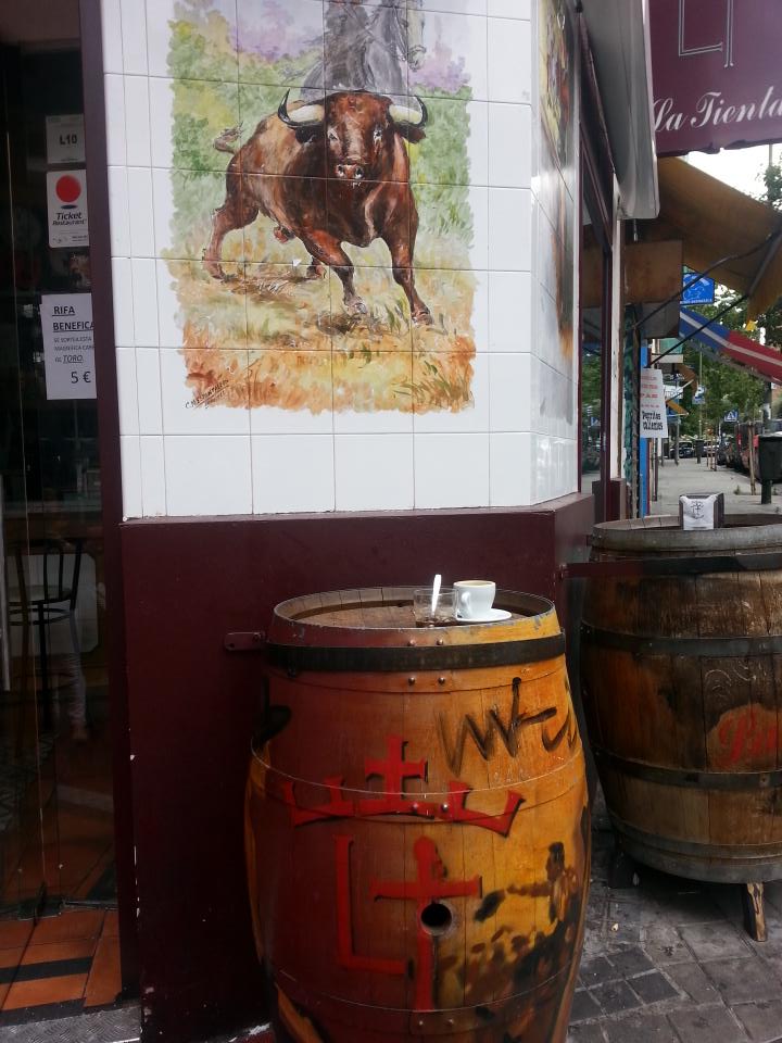 Aibabur's tweet photo. Aunque no haya toros se puede seguir viniendo a @TABERNALATIENTA a tomar café eehhh @JuannHervas http://t.co/Y4MExachI7