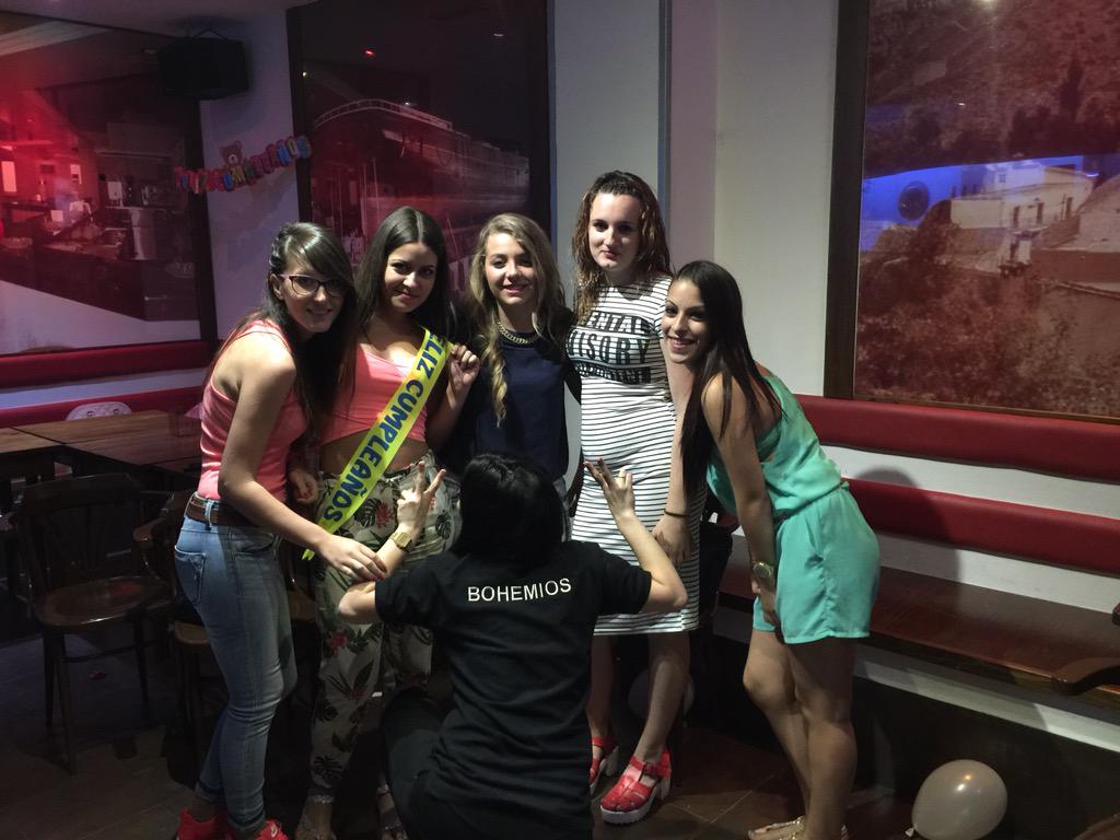 KaraokeBohemios's tweet photo. Felicidades a Carmen.
Un cumpleaños llenito de música. http://t.co/PRr4z3eRQU