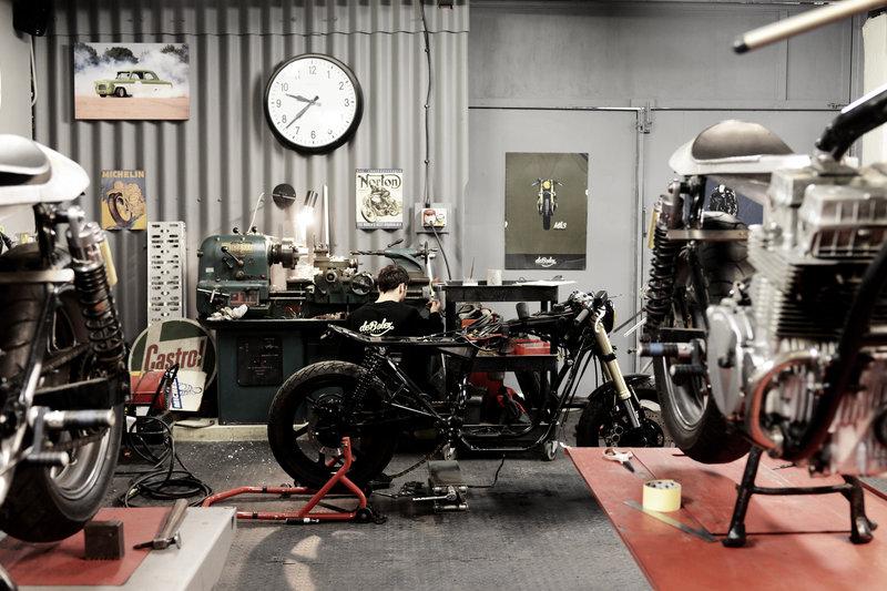 redbullmotors's tweet photo. Checking out @debolexeng's custom rides: http://t.co/YeXKWVm46V #CustomCorner http://t.co/xPvLGF4ixg