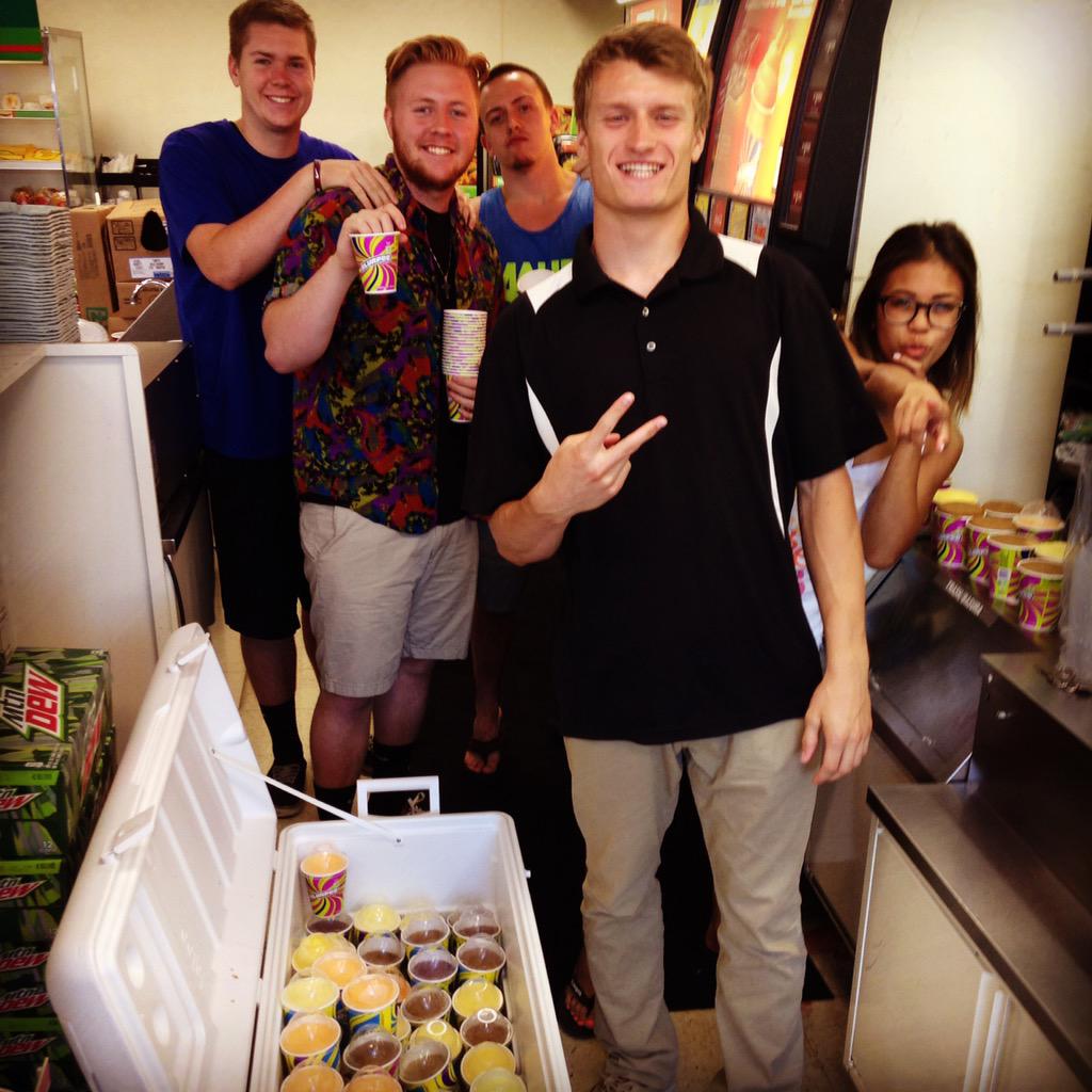 LMJeffAO's tweet image. The YL CreditCard fraud dept called regarding a suspiciously lg purchase @7-11 #200Slurpees #TotalYLMove #YLColorClub