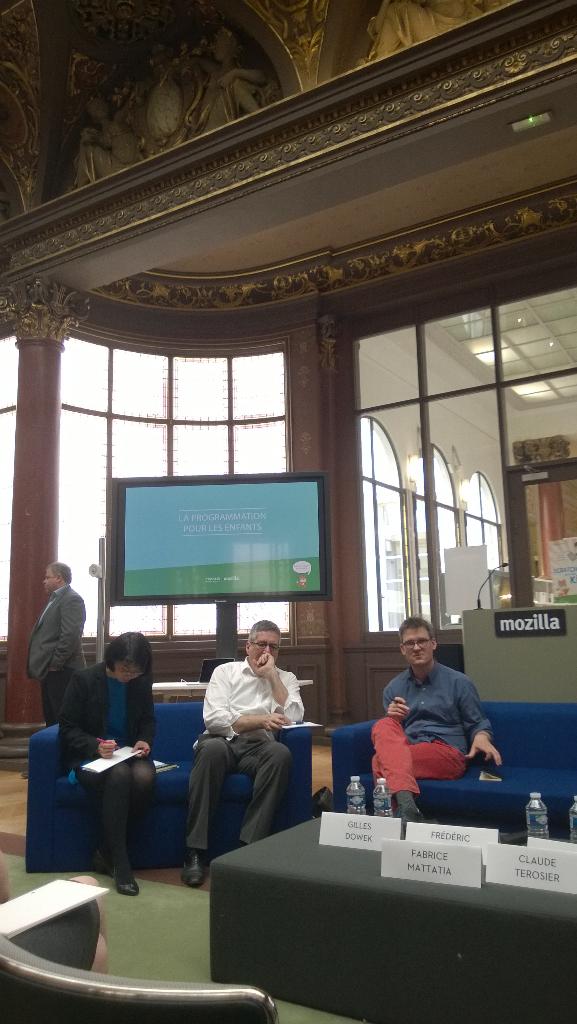 Chrisagon's tweet image. #code4juniors table ronde sur la programmation pour les enfants. J&apos;y suis 😊