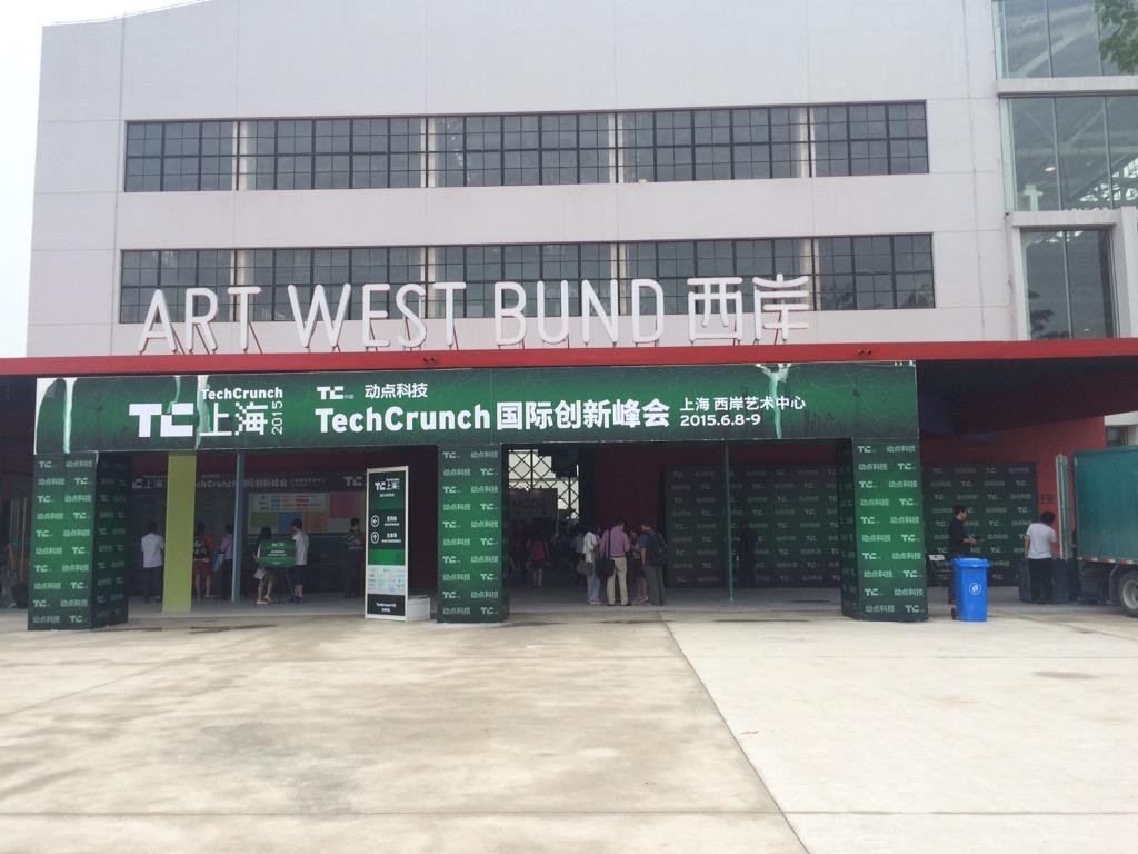 chchechencheng's tweet image. #TechCruch #Shanghai #TC中国 今天在TC上遇到一个香港小哥……毕竟他的friend是校友 聊了几句 下了他家app 发现香港人的产品思路果然与大陆不同 产品也挺粗糙的……
