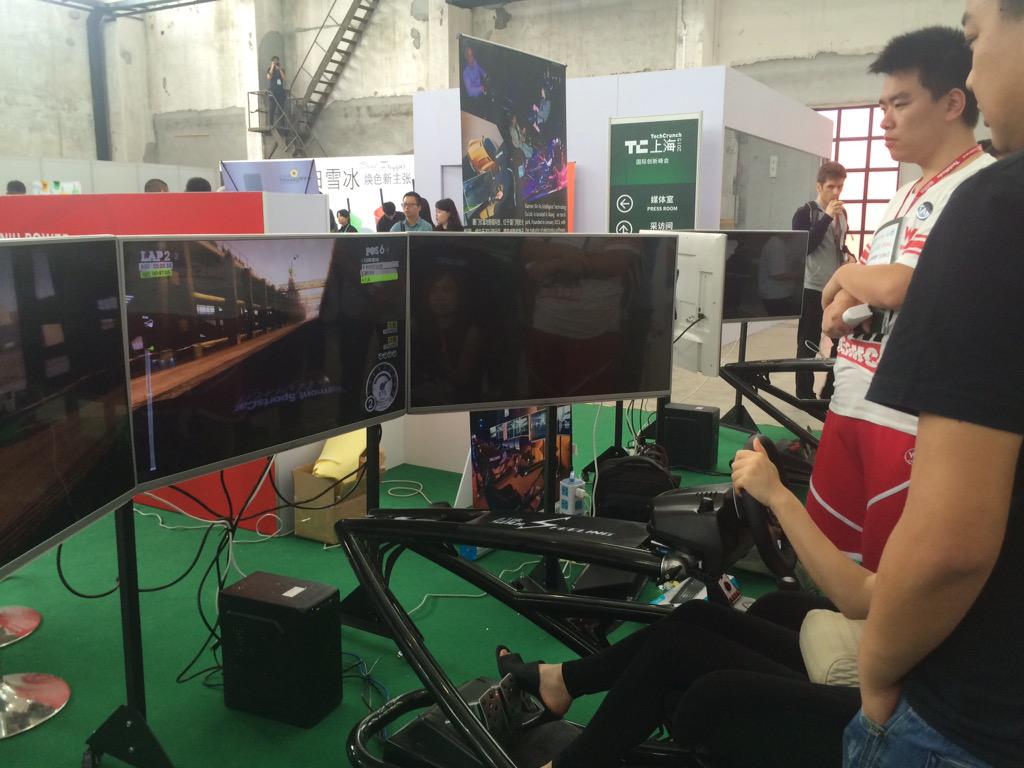 chchechencheng's tweet image. #TechCruch #Shanghai #TC中国 今天在TC上遇到一个香港小哥……毕竟他的friend是校友 聊了几句 下了他家app 发现香港人的产品思路果然与大陆不同 产品也挺粗糙的……