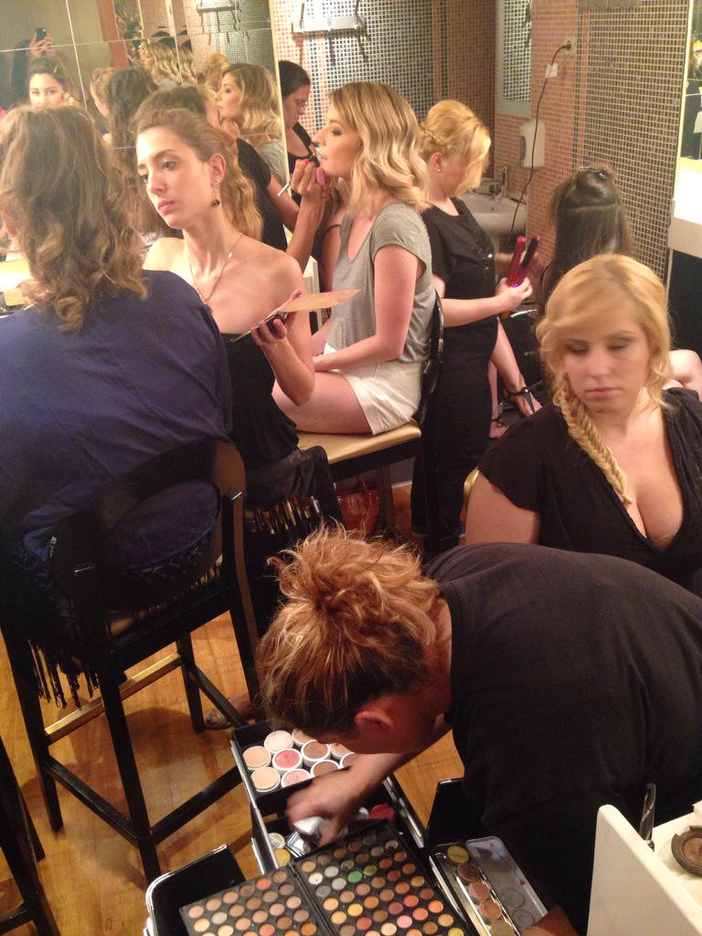 iTrend_es's tweet photo. En el backstage de #OhMySummerChic @OhMyChic_ en @TeatroBodevil NERVIOS! #runaway #show http://t.co/HtZGS5fxNb