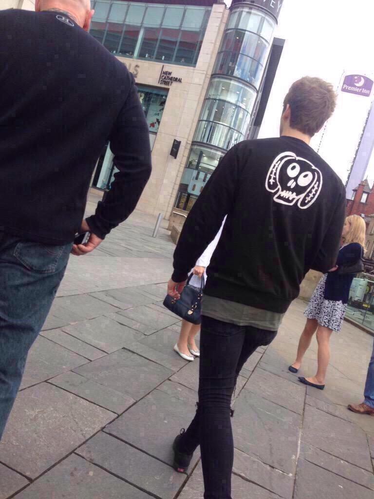 proyecto_5SOS's tweet photo. Luke y Ashton hoy vistiendo su propio merch en Manchester http://t.co/xBvLT4EQjI