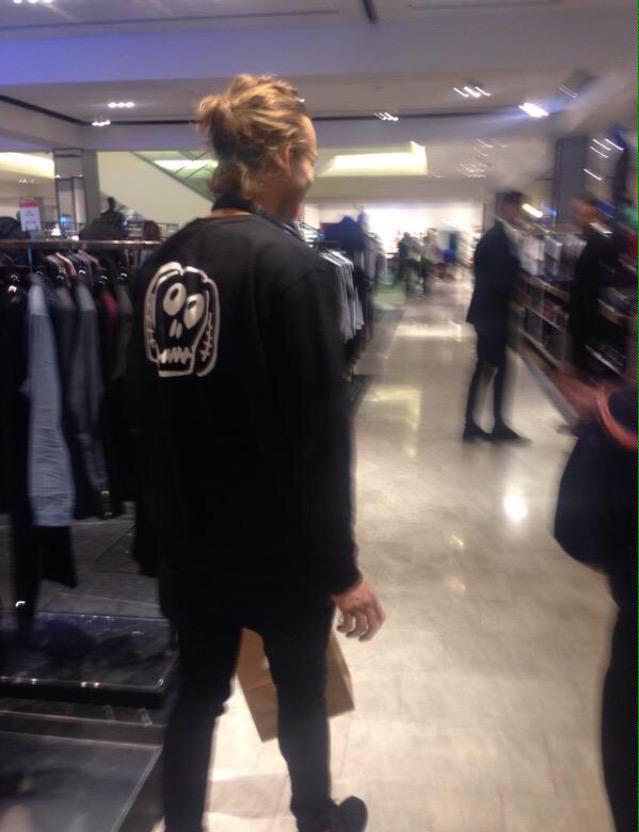 proyecto_5SOS's tweet photo. Luke y Ashton hoy vistiendo su propio merch en Manchester http://t.co/xBvLT4EQjI