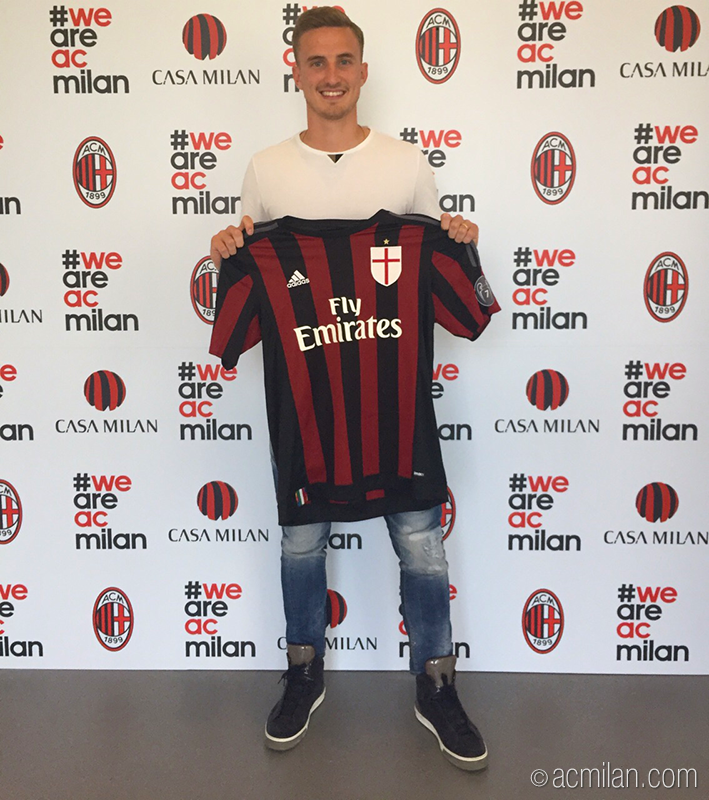 ID_TransferNews's tweet photo. [@acmilan] @acmilan RESMI mendapatkan kembali Rodrigo Ely, dikontrak hingga 2019.
#ACMilan #RodrigoEly #Transfer http://t.co/FThyM8bN60
