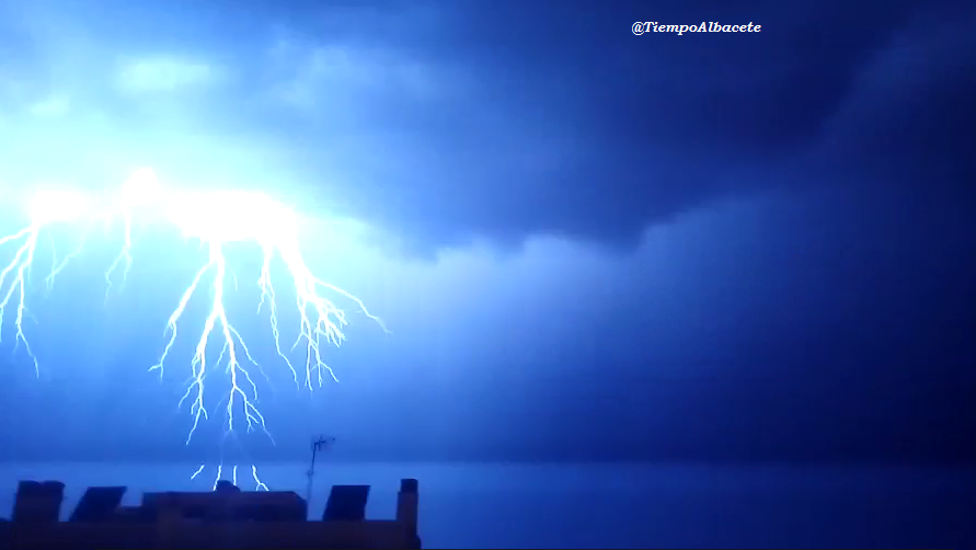 TiempoAlbacete's tweet photo. Noche de rayos y truenos en #Albacete. Aquí uno captado por mí: http://t.co/qqAMkFPGye