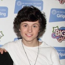 celebirthdays1's tweet photo. #HappyBirthday! #RyanRobertson - #Singer from #England, Birth sign #Gemini http://t.co/VwNTr796Pw http://t.co/w4e2cM8atD