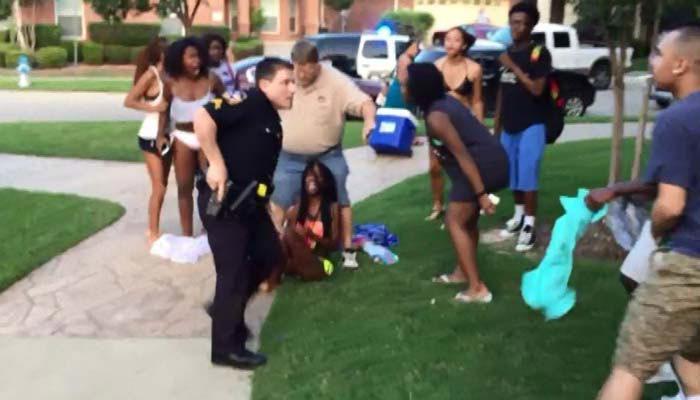 12OnYourSide's tweet image. #BREAKING: Officer at center of #TexasPoolParty incident resigns 
shout.lt/5vLR