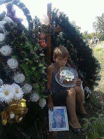 xbxzKcj2PFPKEB2's tweet photo. Донбасс. Ребенок пришел на могилу матери в день ее рождения. 
Вальцман, гори в аду! http://t.co/XU6qU3lW0i