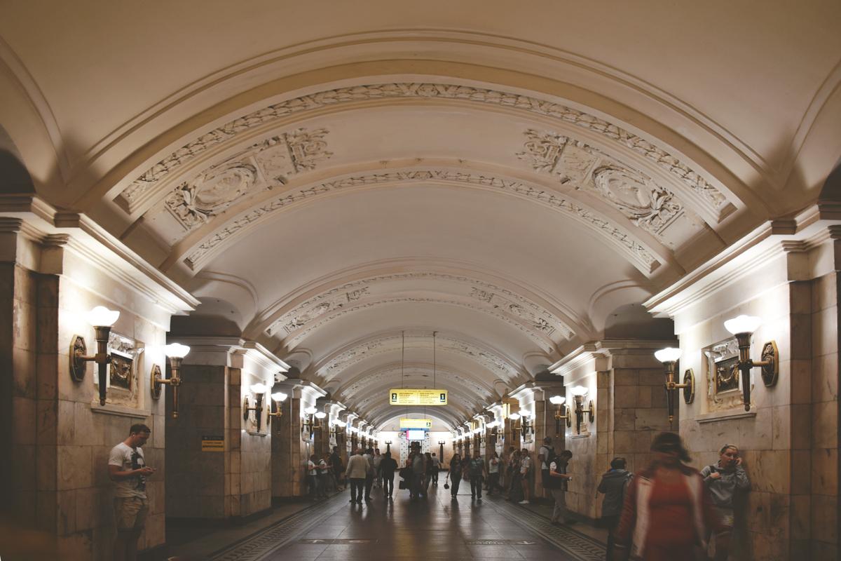 Oktiábrskaya, estación inspirada en la victoria rusa en la Gran Guerra Patriótica (II Guerra Mundial para nosotros)