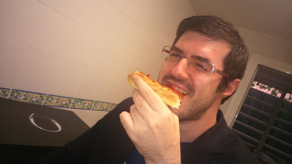 ESLspain's tweet photo. El único @KuentinLoL en su #Pause4Pizza de #DominosGo4LoL @DominosPizza_ES y ahora la final! http://t.co/qkMYDtNZG4