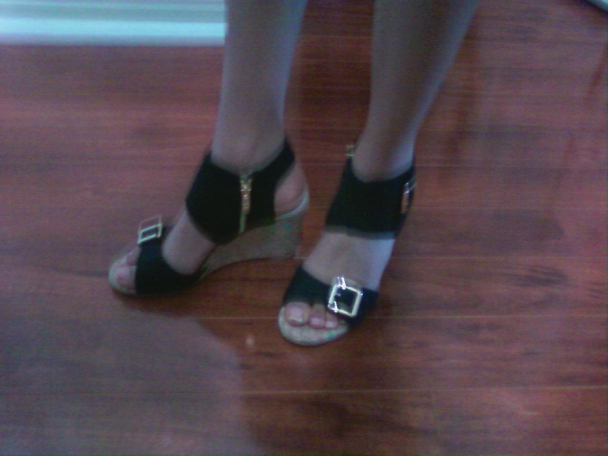 GottaLotta's tweet photo. @TheSocialCTV #SavetheShoes @PolysporinCA The colourful cork design by Vince Camuto works great with so many outfits. http://t.co/wlNWKxG4ZU