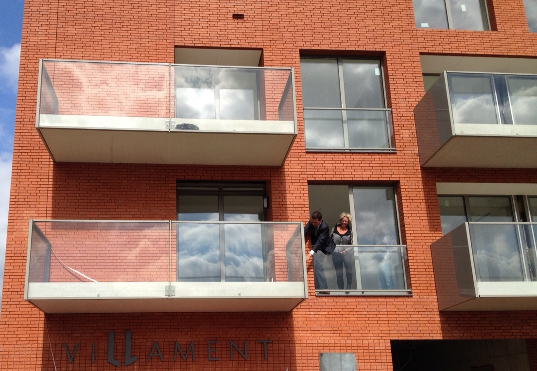 groeseind's tweet photo. De zon schijnt @groeseind! Onthulling naambord Villament  @BerenddeVries @AlineZwierstra - za 13-06 open huis! http://t.co/5A88Af44xi