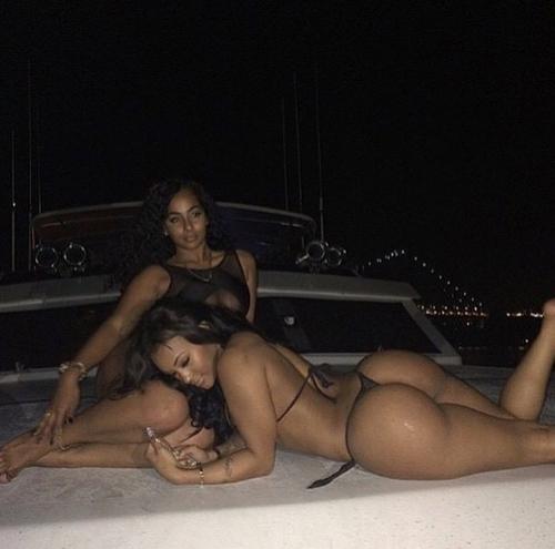 Damn! She rockin' the hell out that bikini! 🌸😎✌🏽👙🍸