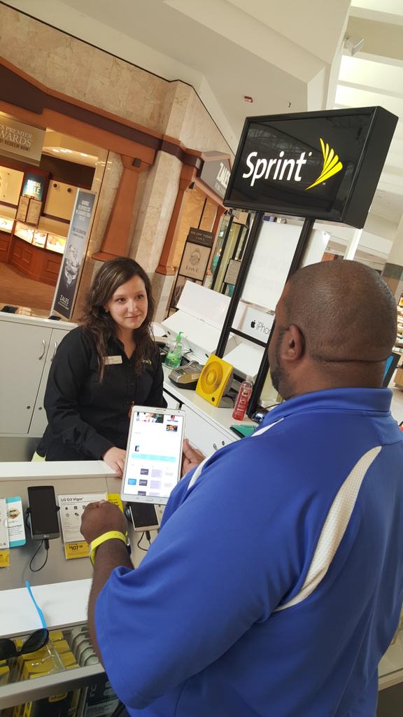 louievcmp's tweet photo. Kelsey learning some samsung things @SamsungMobileUS http://t.co/mRlhjd7A0T