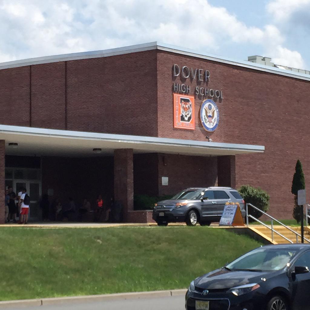 Gian_Paul_G's tweet photo. Awesome time with amazing students of Dover HS, great students &staff going All In everyday! #allin #doverhs #tigers http://t.co/oY4ig6OEGP