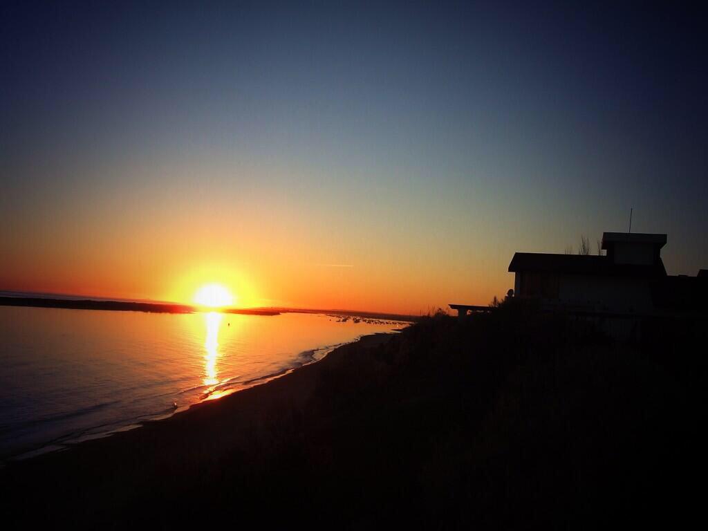 PortilEnfurecid's tweet photo. Y por supuesto para ver estos esplendorosos atardeceres🌅 http://t.co/ZQfncCbnjA