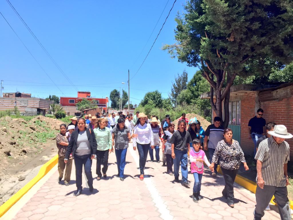 Melymak's tweet photo. Hoy en la Inauguración de la calle Venustiano Carranza  en Mihuacan #ProgresarParaTransformar #Coronango http://t.co/XasMvvte85
