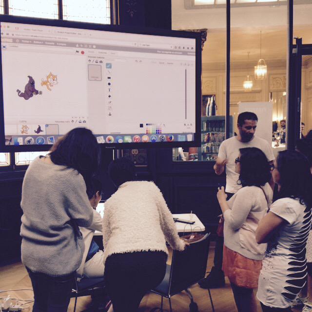 Eyrolles's tweet image. @MagicMakersAt faisait aussi une petite démonstration de programmation Scratch #Code4Juniors