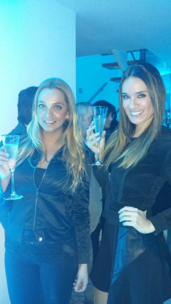 divinafran's tweet photo. Conociendo los avances en estética de @Clinica_Essenza en un gran evento! Junto a mi amiga @natalieroarey http://t.co/ysUzdOKaQG