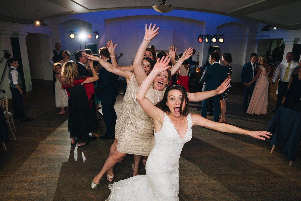 buff.ly/1Qjsr8I Such a fun wedding on the blog <a href="/alexmweddings/">Alex Miller</a>