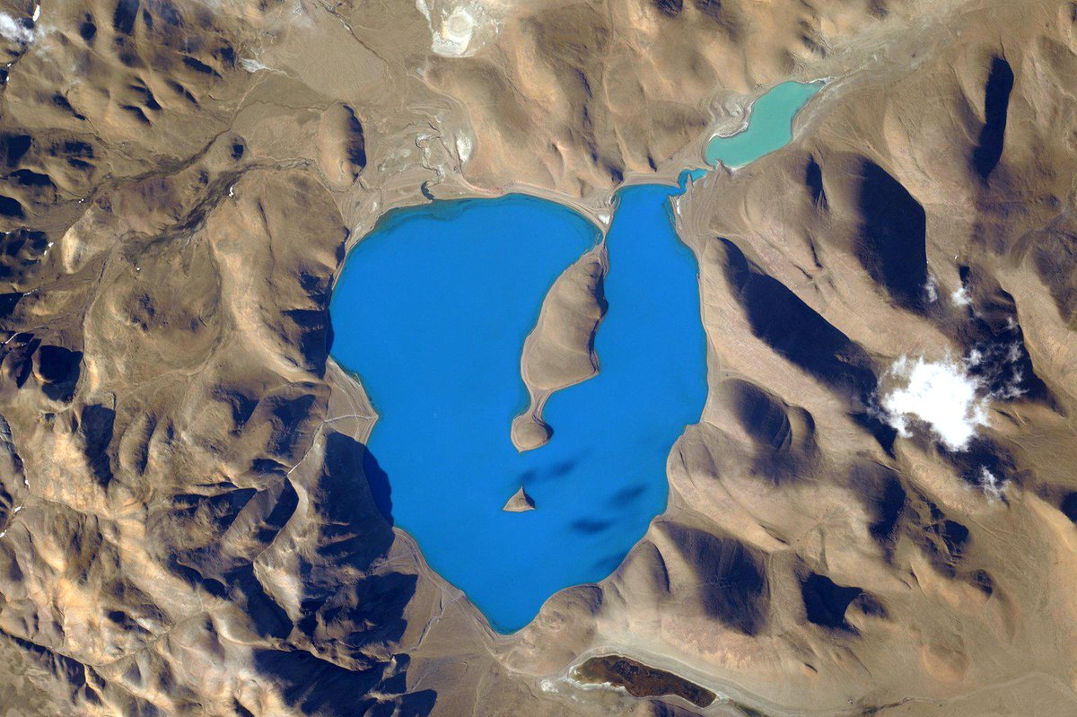 This lake North East of the #Himalayas appears to be the bluest place on Earth from <a href="/Space_Station/">International Space Station</a>. #YearInSpace