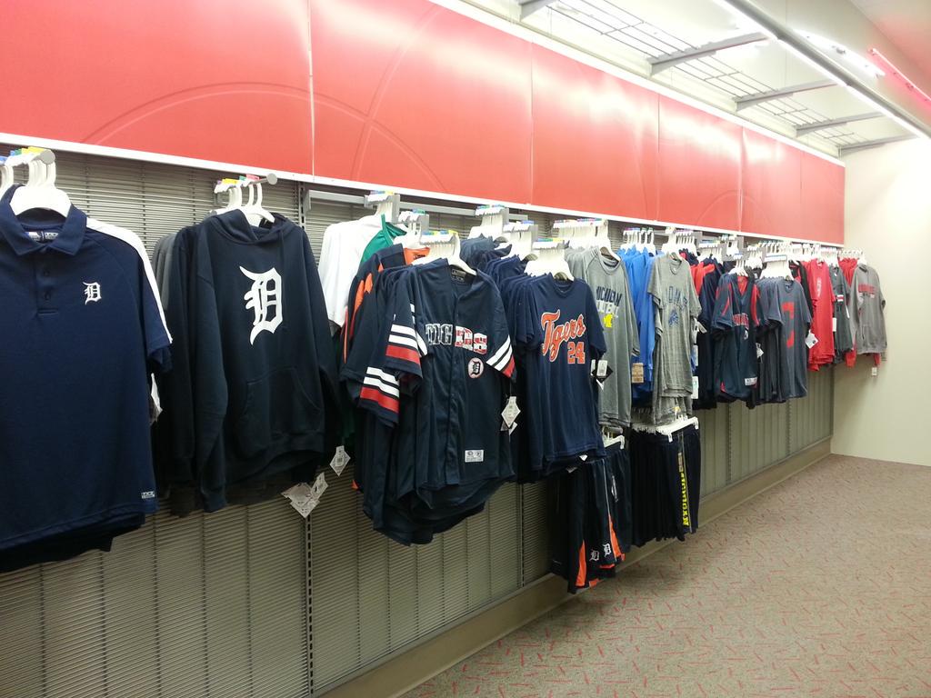 EPStaszel's tweet photo. Meet our new men's fan central AND women's/youth fan central! #drivingsalesthroughthezone http://t.co/UU5zH6Etwt
