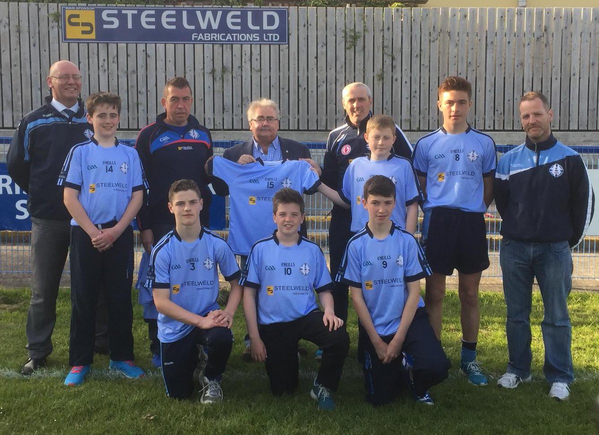 FrRocksGFC's tweet photo. Our U14 management for FΓ©ile 2015 receive new clubwear from @DominicCrilly #Steelweld
Go raibh maith agat! π #UTR http://t.co/fpemDWSE8l