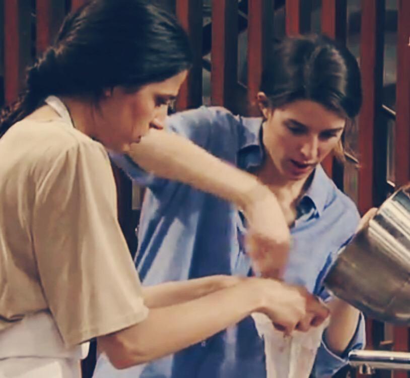 patxiperez's tweet photo. Las hermanas de #MasterChef @andreamchef3 y @martavicens2 dándole caña a la tarta. #AndreaManda http://t.co/j2qFx4ZX5N